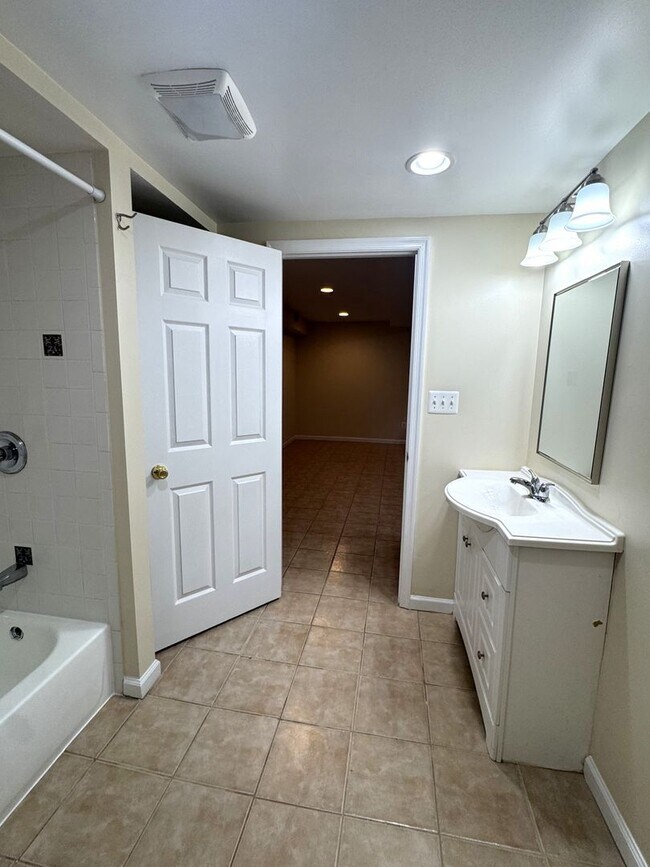Building Photo - Centrally Located 1BR/1BA English Basement in Capitol Hill Basic Utilities Included