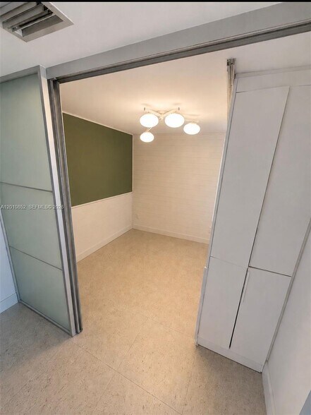 DEN - 2950 NE 188th St