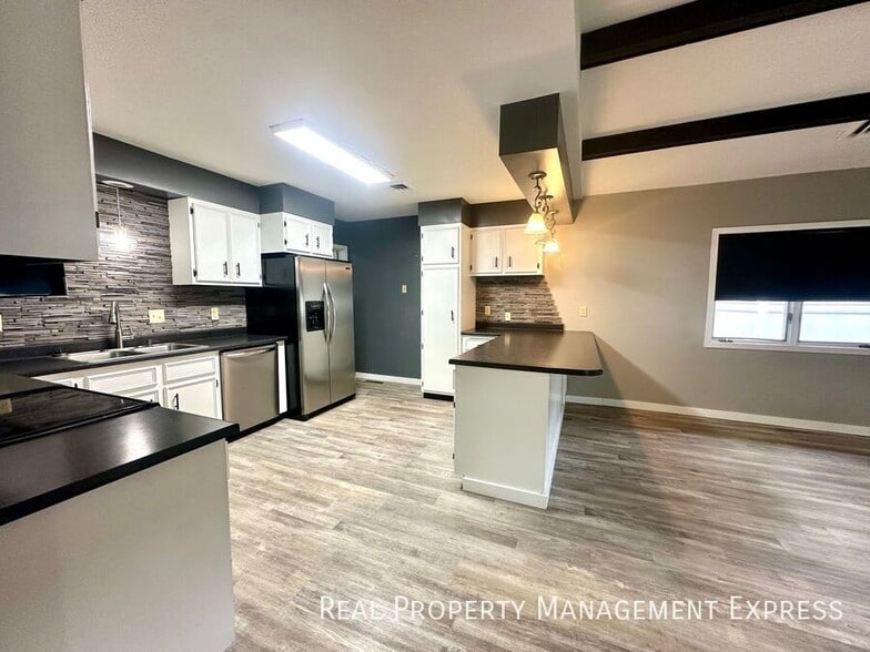 Building Photo - 5 Bedroom 4 Bath Home Blending Luxury and ...