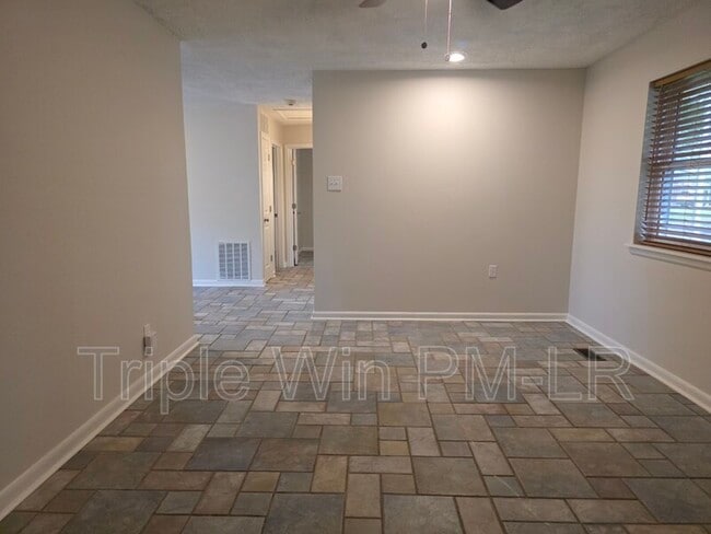 Building Photo - 5425 Chauvin Dr