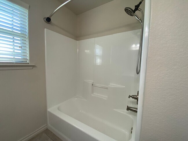 Building Photo - 3 bedroom, 2 bath in Coweta Schools!