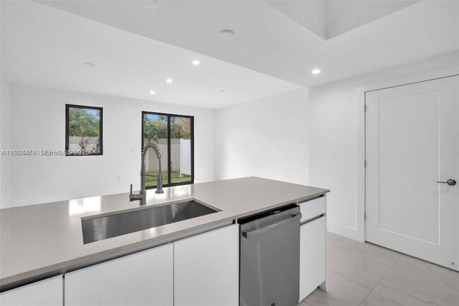 Building Photo - 4181 N Oak Pl