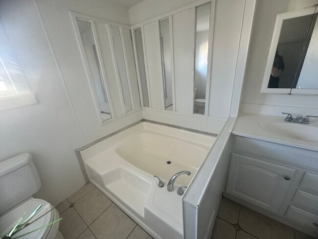 Building Photo - charming 2 bedroom mobile close to River