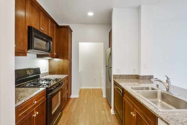 Building Photo - Stylish 2-Bedroom Condo with Resort Amenit...