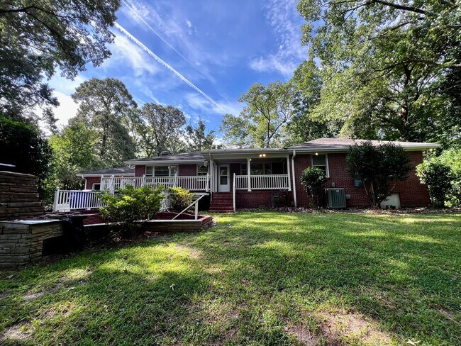 Building Photo - STUNNING home with fully finished BASEMENT!!!
