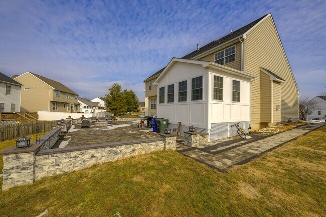 Building Photo - Luxurious Single Family Home in Emerald Farm