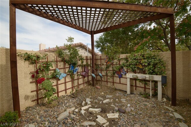 Building Photo - 7584 Splashing Rock Dr