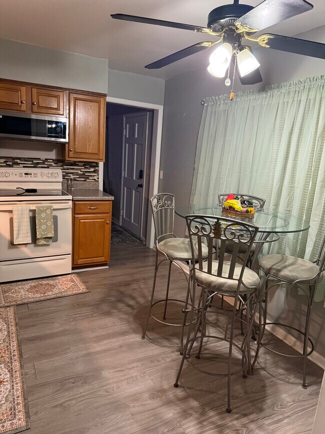 Building Photo - 104 E Pearl St