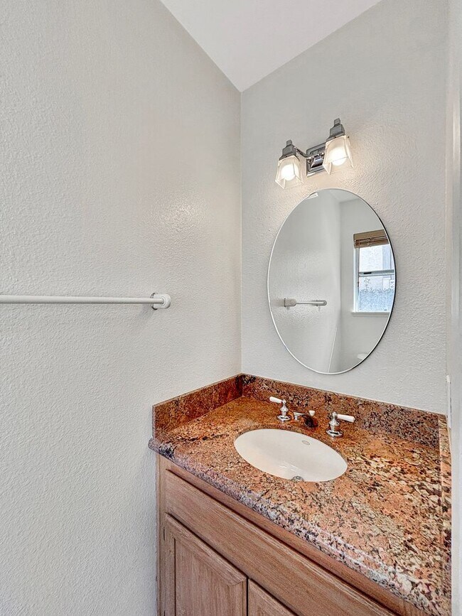 Building Photo - Beautiful 5BD/3BA 2-Story House in Tierras...