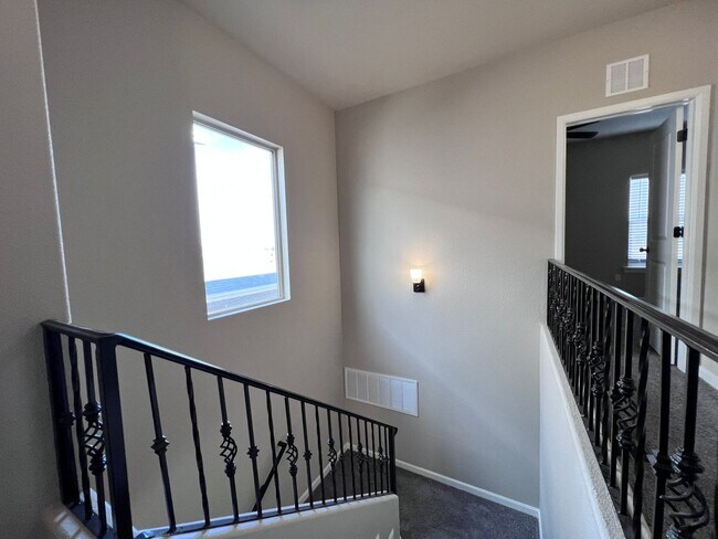 Building Photo - Upper Valley 3 Bedroom 2.5 Bath Townhome