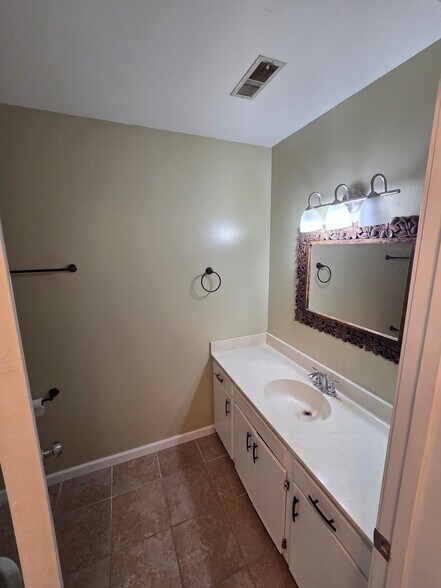 Building Photo - 1611 Lyndhurst Dr