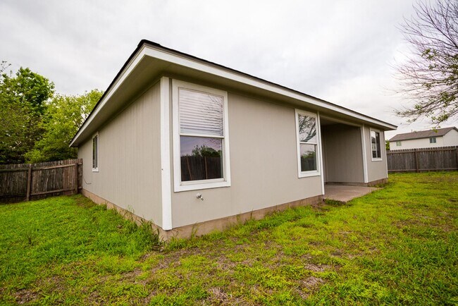Building Photo - Charming 3/BR 2/BA One-Story Home with Gar...