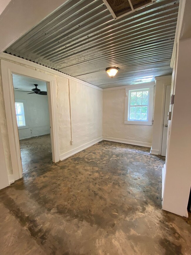 Building Photo - Pre-Lease May 1st, 2025 - Charming 1 bed 1...