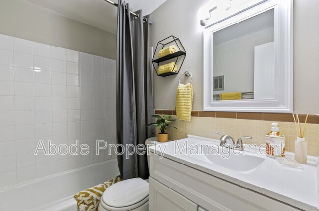 Building Photo - 434 W 10th St