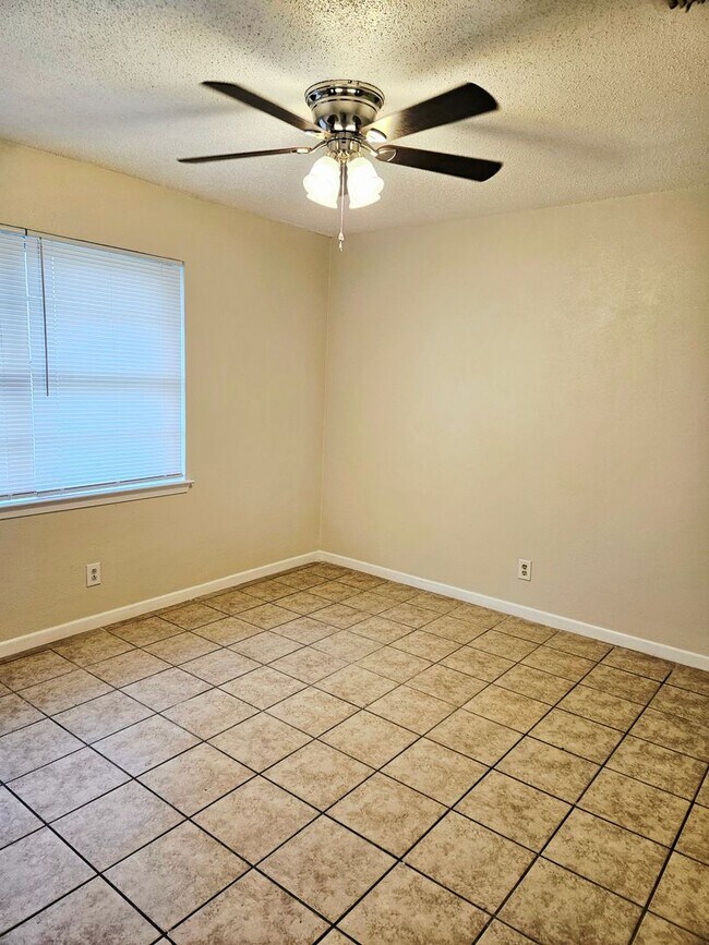 Building Photo - 2 BEDROOM HOUSE AVAILABLE NOW!