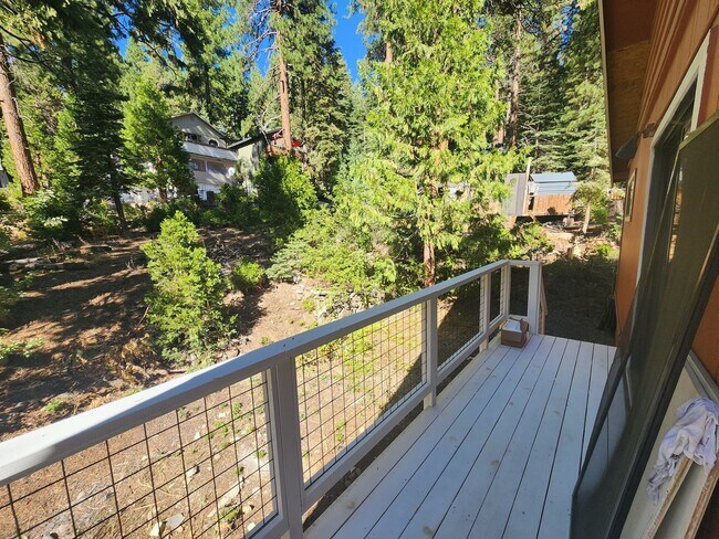 Building Photo - 221 - Steelhead Ave Duplex