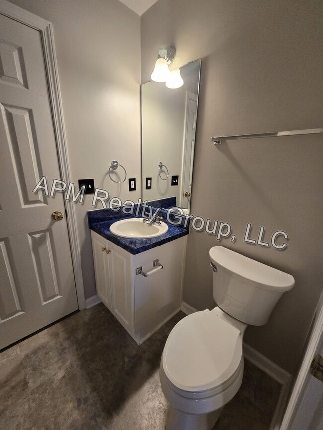 Building Photo - Private Country Feel Close to Downtown