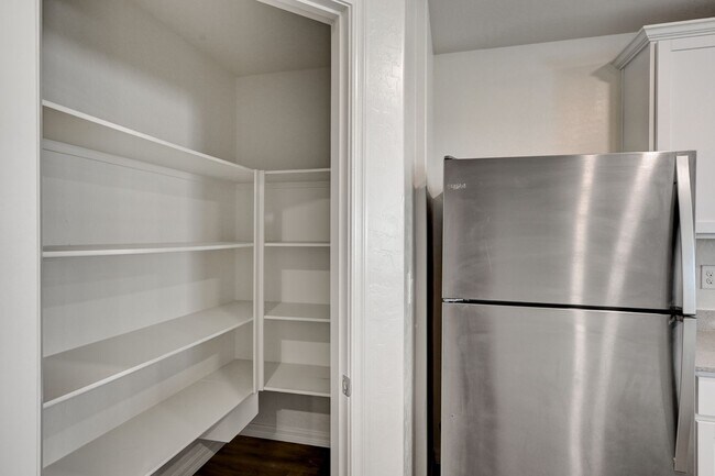Building Photo - Upgraded 5 bedroom home in Cul-De-Sac!!