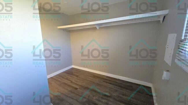 Building Photo - 3 Bedroom in MWC!