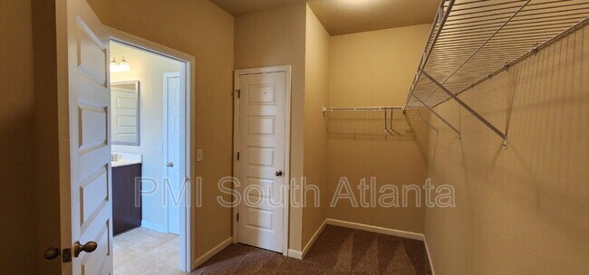Building Photo - 525 Twelve Oaks Dr