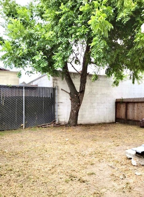 Building Photo - 3 bed 1.5 bath Townhouse in Richmond - AVA...