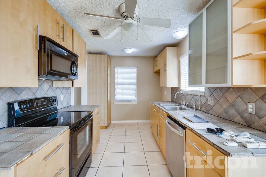 Building Photo - 641 Park Ln