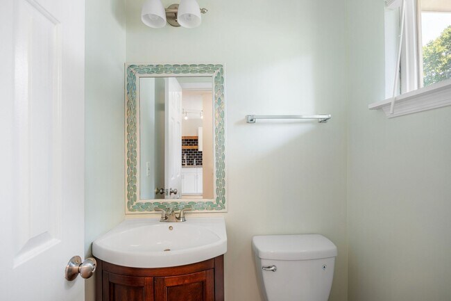 Building Photo - Charming 2 Bedroom/1 Bath Townhome in Henr...