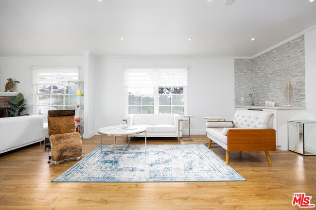 Building Photo - 1110 W Muirlands Dr