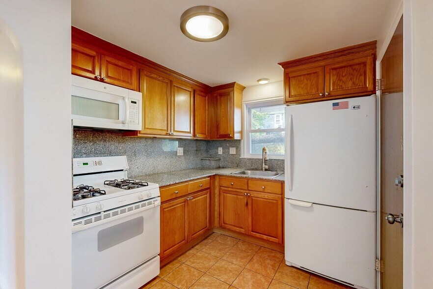 Building Photo - 14 Grew Hill Rd