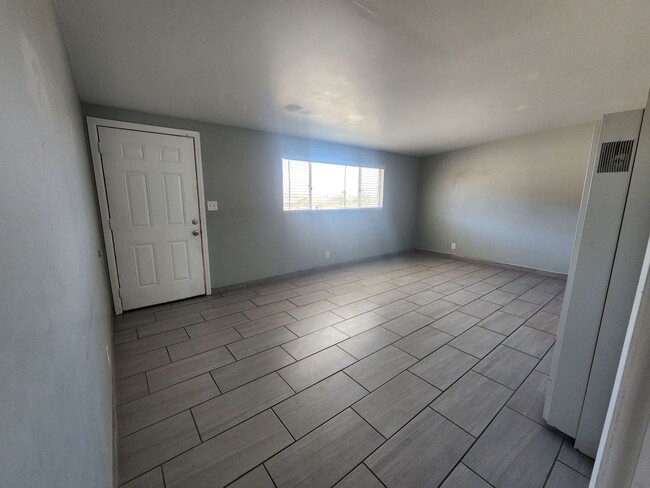 Building Photo - 2 bedroom with Spectacular Views