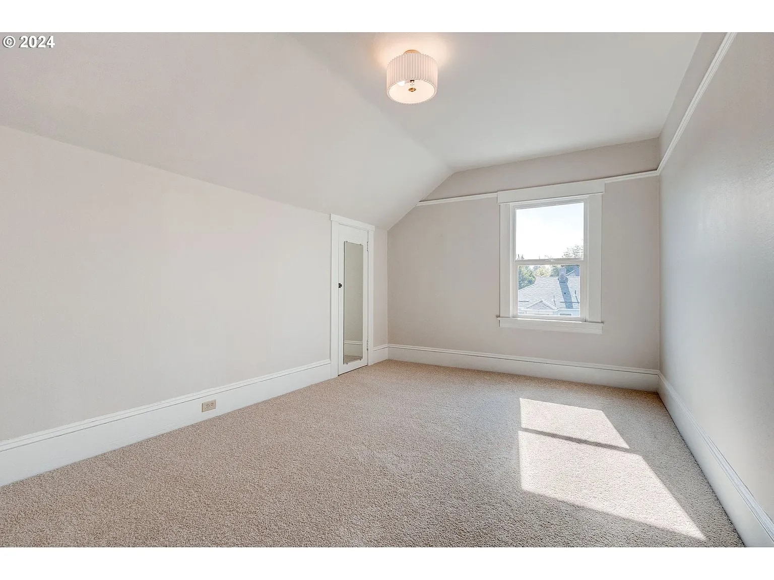 Building Photo - 6906 N Vancouver Ave