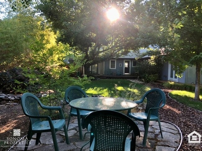 Building Photo - Inviting 3BD/2BA Home in Glen Ellen
