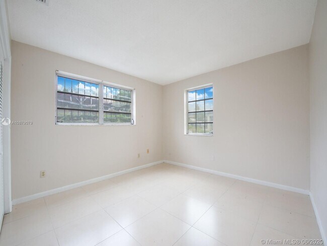 Building Photo - 5099 Ponce de Leon Blvd