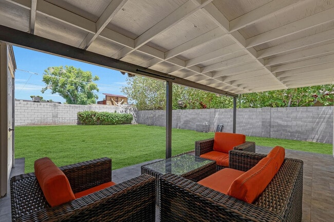 Building Photo - 224 W Glenrosa Ave