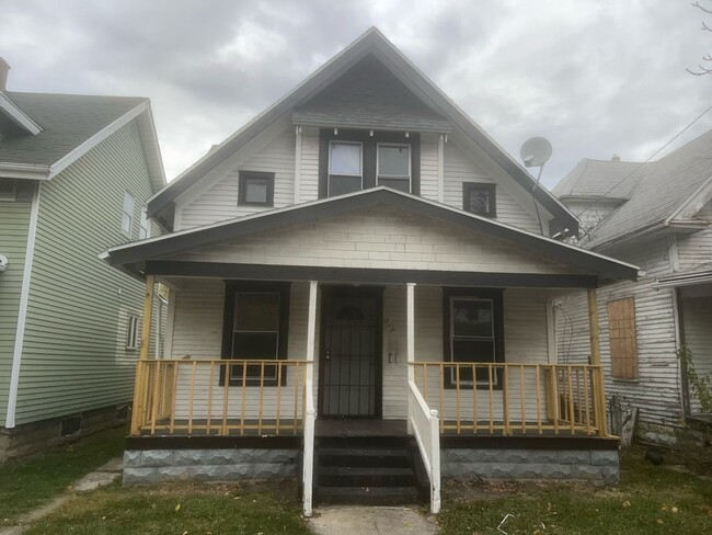 Primary Photo - Spacious 4 Bedroom Located in North Toledo