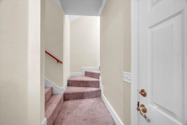Building Photo - Stunning all-brick home on a large wooded lot