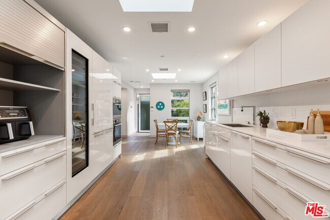 Building Photo - 329 Westbourne Dr