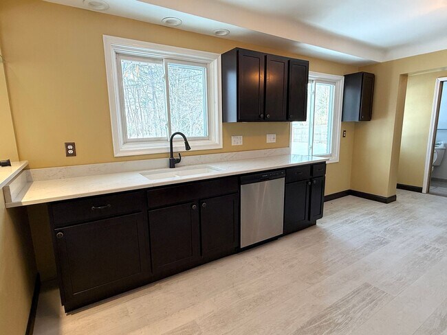 Building Photo - Move-In Ready 2 bedroom, 1.5 bathroom Home in Livonia