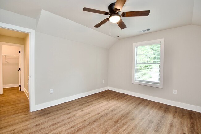 Building Photo - Now Leasing for Fall 2025! $1000 Per Bedro...