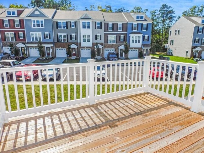 Building Photo - Pet Friendly 3 Story Inner Townhouse with ...