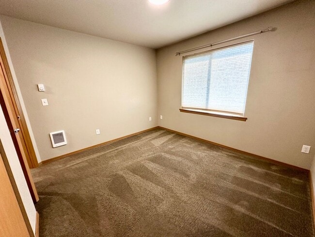Building Photo - Updated Townhouse in Ellenbsurg