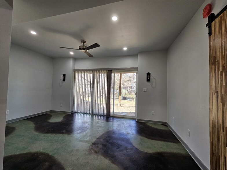 Living area walk out to back patio and yard - 3134 Hermina St
