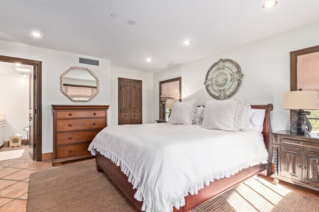 Building Photo - MUST SEE!!! FULLY-FURNISHED LUXURIOUS 6 Be...