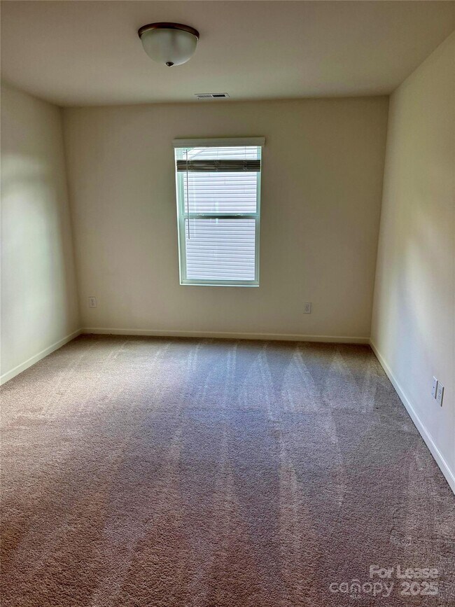 Building Photo - 5125 Saddleback Dr