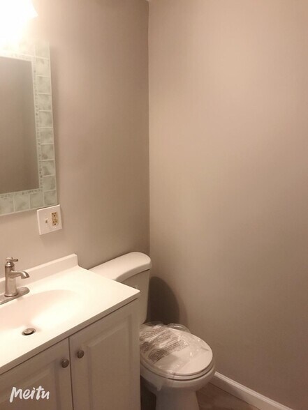 Building Photo - 42 Gladstone Ave