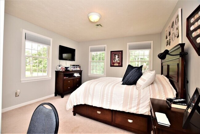 Building Photo - 398 Davis St