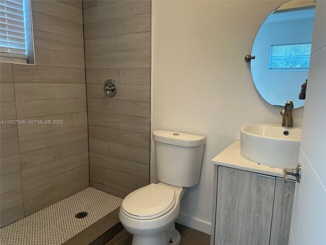 Building Photo - 2206 Simms St