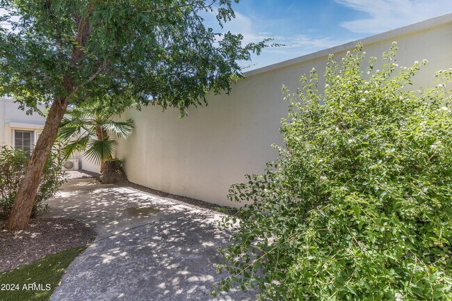 Building Photo - 6932 E Montecito Ave