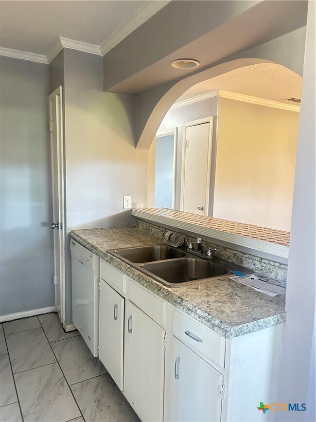 Building Photo - 1051 Country Club Dr