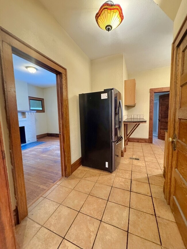 Building Photo - 6 Bedroom on Campus